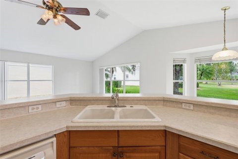 Villa ou maison à vendre à New Port Richey, Floride: 2 chambres, 170.66 m2 № 2407161 - photo 15