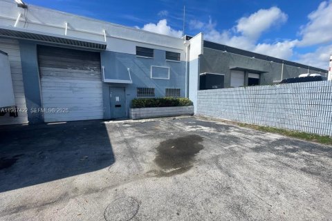 Коммерческая недвижимость в Медли, Флорида № 2028658