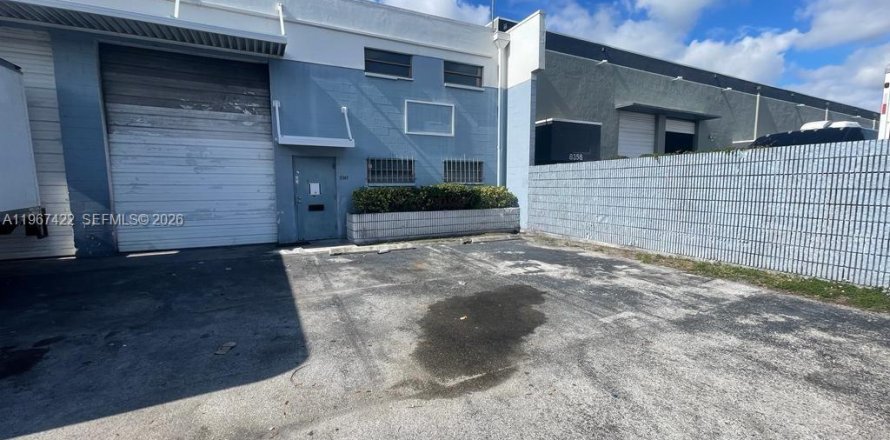 Коммерческая недвижимость в Медли, Флорида № 2028658