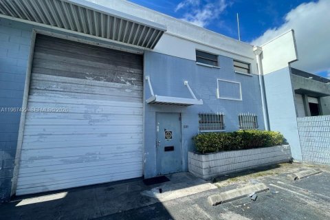 Купить коммерческую недвижимость в Медли, Флорида № 2028658 - фото 2