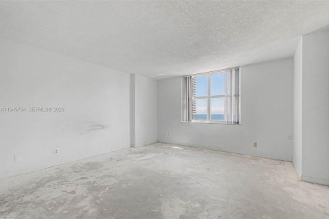 Condominio en venta en Hallandale Beach, Florida, 1 dormitorio, 120.77 m2 № 2010975 - foto 20