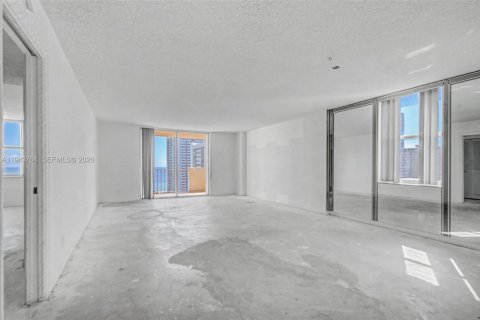 Condominio en venta en Hallandale Beach, Florida, 1 dormitorio, 120.77 m2 № 2010975 - foto 15