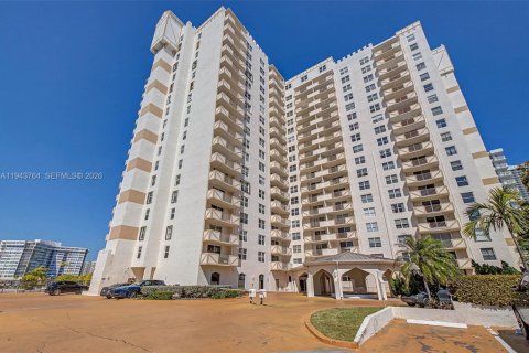 Condominio en venta en Hallandale Beach, Florida, 1 dormitorio, 120.77 m2 № 2010975 - foto 7