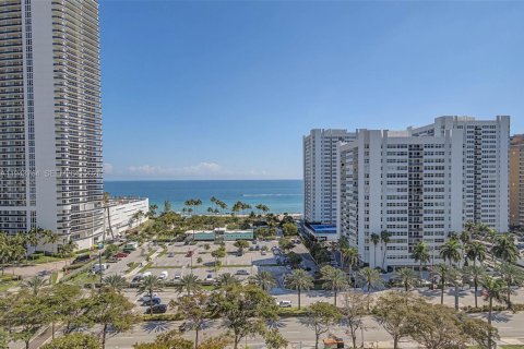 Condominio en venta en Hallandale Beach, Florida, 1 dormitorio, 120.77 m2 № 2010975 - foto 5