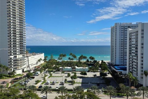 Copropriété à vendre à Hallandale Beach, Floride: 1 chambre, 120.77 m2 № 2010975 - photo 2