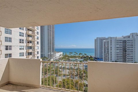 Condominio en venta en Hallandale Beach, Florida, 1 dormitorio, 120.77 m2 № 2010975 - foto 22