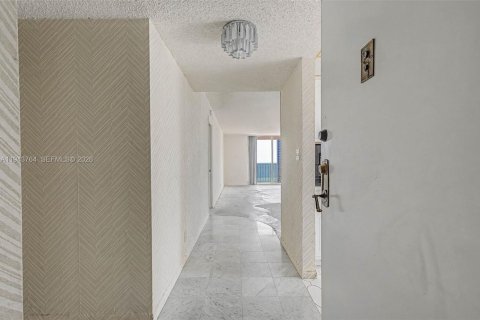 Condominio en venta en Hallandale Beach, Florida, 1 dormitorio, 120.77 m2 № 2010975 - foto 9