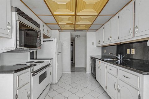 Condominio en venta en Hallandale Beach, Florida, 1 dormitorio, 120.77 m2 № 2010975 - foto 13