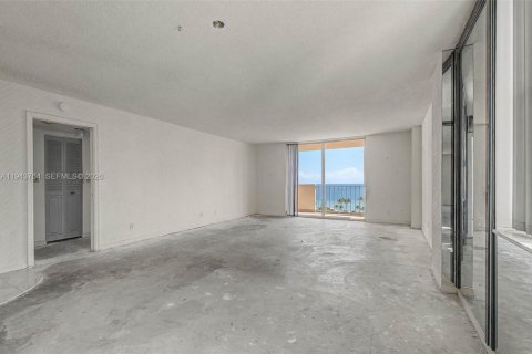 Condominio en venta en Hallandale Beach, Florida, 1 dormitorio, 120.77 m2 № 2010975 - foto 14