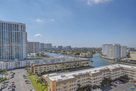 Condominio en venta en Hallandale Beach, Florida, 1 dormitorio, 120.77 m2 № 2010975 - foto 4