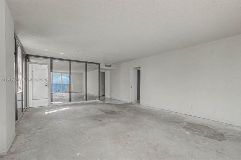 Condominio en venta en Hallandale Beach, Florida, 1 dormitorio, 120.77 m2 № 2010975 - foto 19