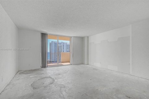 Condominio en venta en Hallandale Beach, Florida, 1 dormitorio, 120.77 m2 № 2010975 - foto 16