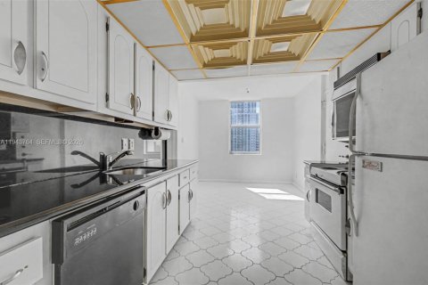 Condominio en venta en Hallandale Beach, Florida, 1 dormitorio, 120.77 m2 № 2010975 - foto 10