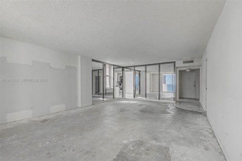 Condominio en venta en Hallandale Beach, Florida, 1 dormitorio, 120.77 m2 № 2010975 - foto 18