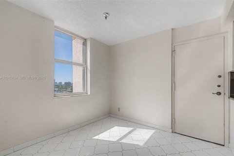Condominio en venta en Hallandale Beach, Florida, 1 dormitorio, 120.77 m2 № 2010975 - foto 11