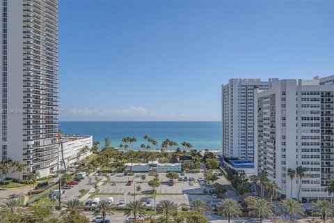 Condominio en venta en Hallandale Beach, Florida, 1 dormitorio, 120.77 m2 № 2010975 - foto 24