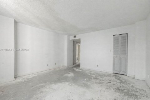 Condominio en venta en Hallandale Beach, Florida, 1 dormitorio, 120.77 m2 № 2010975 - foto 21