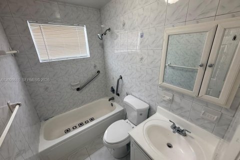 Condo in Miami, Florida, 1 bedroom  № 2399661 - photo 7