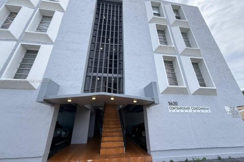 Condo in Miami, Florida, 1 bedroom  № 2399661 - photo 2