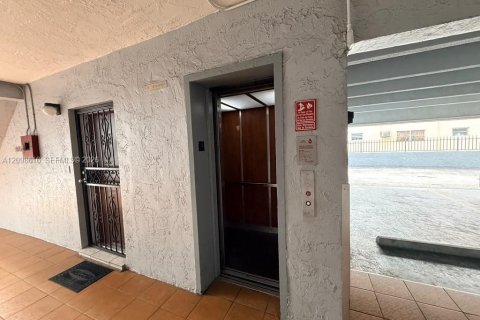 Condo in Miami, Florida, 1 bedroom  № 2399661 - photo 3