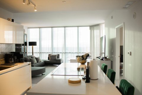 Apartamento en alquiler en Miami, Florida, 1 dormitorio, 126.25 m2 № 2154602 - foto 2