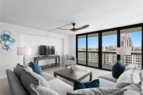 Condo in Tampa, Florida, 2 bedrooms  № 2379551 - photo 13