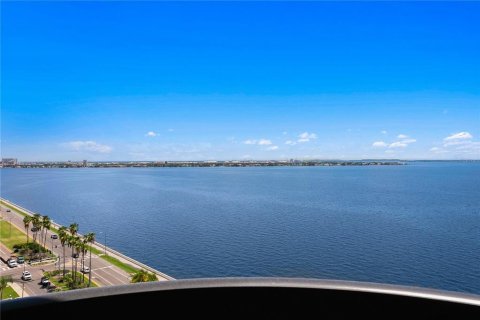 Condo in Tampa, Florida, 2 bedrooms  № 2379551 - photo 12