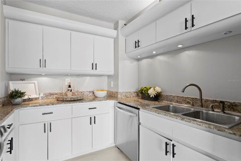 Condo in Tampa, Florida, 2 bedrooms  № 2379551 - photo 23