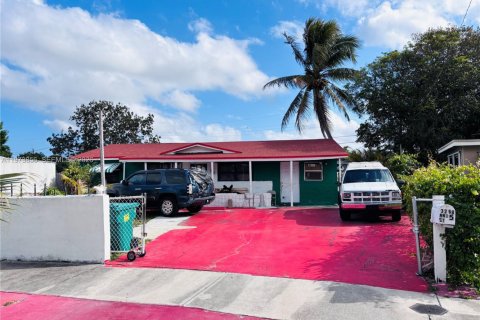 House in Lauderhill, Florida 3 bedrooms № 2033394