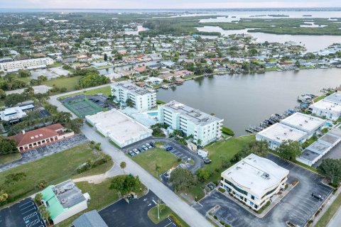 Condo in Cocoa Beach, Florida, 3 bedrooms  № 1857899 - photo 23