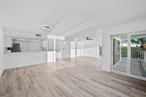 Condo in Cocoa Beach, Florida, 3 bedrooms  № 1857899 - photo 6