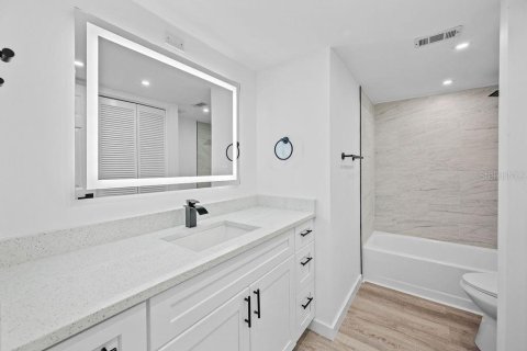 Condo in Cocoa Beach, Florida, 3 bedrooms  № 1857899 - photo 14
