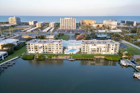 Condominio en venta en Cocoa Beach, Florida, 3 dormitorios, 153.85 m2 № 1857899 - foto 1