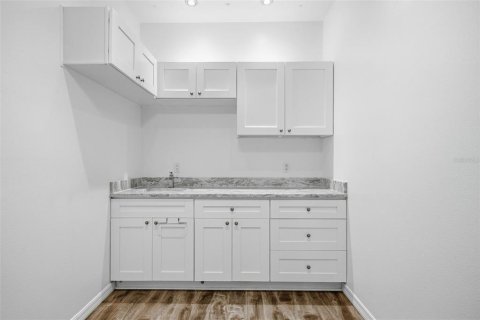 Propiedad comercial en alquiler en Tampa, Florida № 2107538 - foto 12
