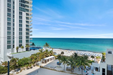 Condo in Hollywood, Florida, 1 bedroom  № 2060080 - photo 10