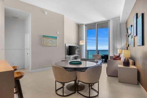 Condo in Hollywood, Florida, 1 bedroom  № 2060080 - photo 3