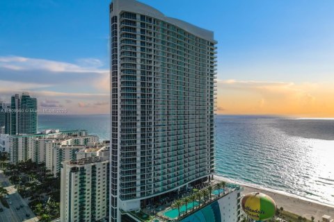 Condo in Hollywood, Florida, 1 bedroom  № 2060080 - photo 15