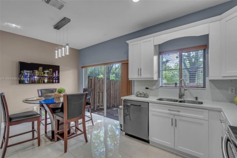 Condo in Doral, Florida, 4 bedrooms  № 1887850 - photo 10
