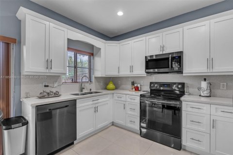 Condo in Doral, Florida, 4 bedrooms  № 1887850 - photo 9
