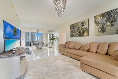 Copropriété à louer à Sunny Isles Beach, Floride: 3 chambres, 237.64 m2 № 1981651 - photo 1