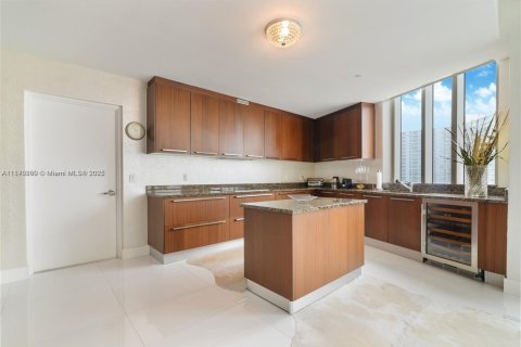 Copropriété à louer à Sunny Isles Beach, Floride: 3 chambres, 237.64 m2 № 1981651 - photo 13