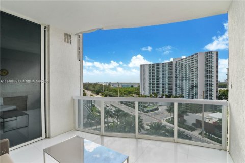 Copropriété à louer à Sunny Isles Beach, Floride: 3 chambres, 237.64 m2 № 1981651 - photo 10