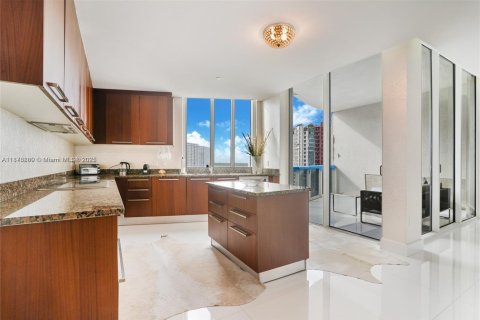 Copropriété à louer à Sunny Isles Beach, Floride: 3 chambres, 237.64 m2 № 1981651 - photo 11