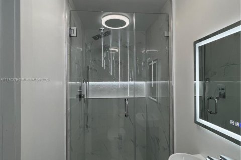 Снять в аренду коммерческую недвижимость в Майами, Флорида 1 спальня, 175.68м2, № 2034990 - фото 3