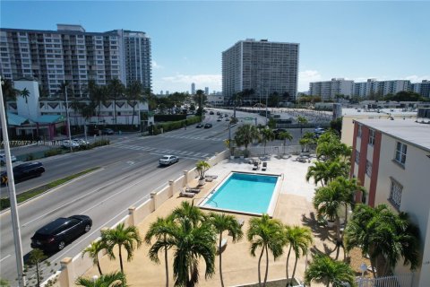 Купить кондоминиум в Норт-Бей-Виллидж, Флорида 1 спальня, 64.57м2, № 1980392 - фото 15