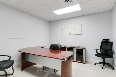 Commercial property in Hollywood, Florida № 2024303 - photo 16