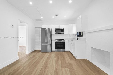 Propiedad comercial en venta en Miami, Florida, 145.48 m2 № 1696613 - foto 23