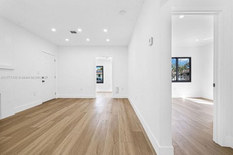 Propiedad comercial en venta en Miami, Florida, 145.48 m2 № 1696613 - foto 27