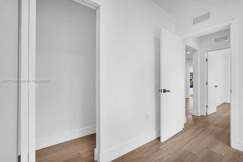 Propiedad comercial en venta en Miami, Florida, 145.48 m2 № 1696613 - foto 8