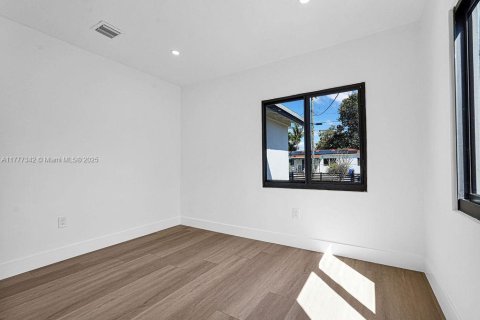 Propiedad comercial en venta en Miami, Florida, 145.48 m2 № 1696613 - foto 17